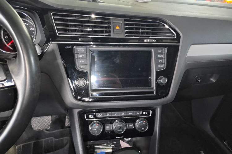 Used Volkswagen Tiguan L 2017 330TSI Automatic Two-Wheel Drive Flagship Edition
