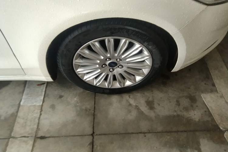 Used Ford Mondeo 2013 2.0L GTDi 200 Fashion Edition Right Front Wheel Hub