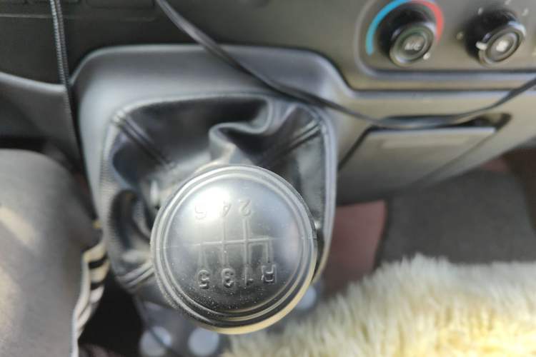 Used Ford Transit Custom 2016 2.4T Long Wheelbase 10-Seater Mid-Roof Standard Version Gear Lever