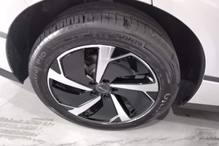 Used BYD Sealion 06 New Energy 2025 Model DM-i 170 Navigation Pro Edition Right Rear Wheel Hub