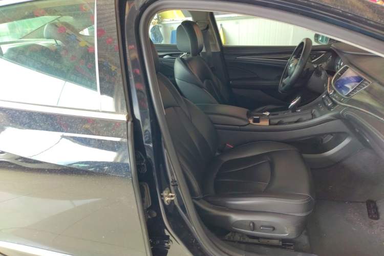 Used Buick LaCrosse 2019 28T Luxury Version Right Front Seat