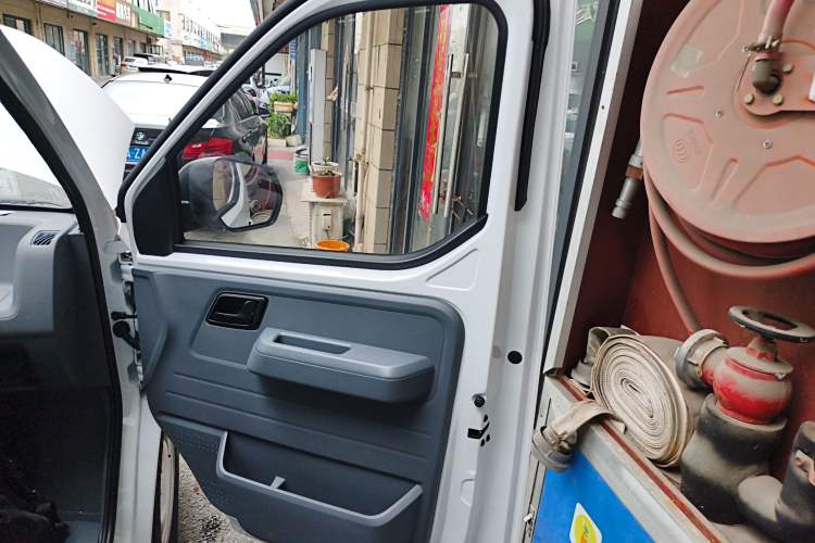 Used Wuling Yangguang 2024 300KM Comfort Version Passenger Van 75kW