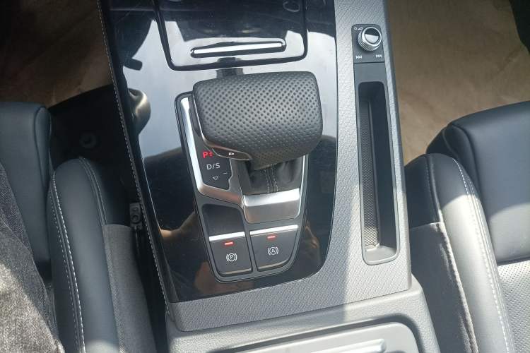 Used Audi Q5L 2025 quattro 45th Anniversary Edition 40 TFSI Sporty and Dynamic Model Gear Lever