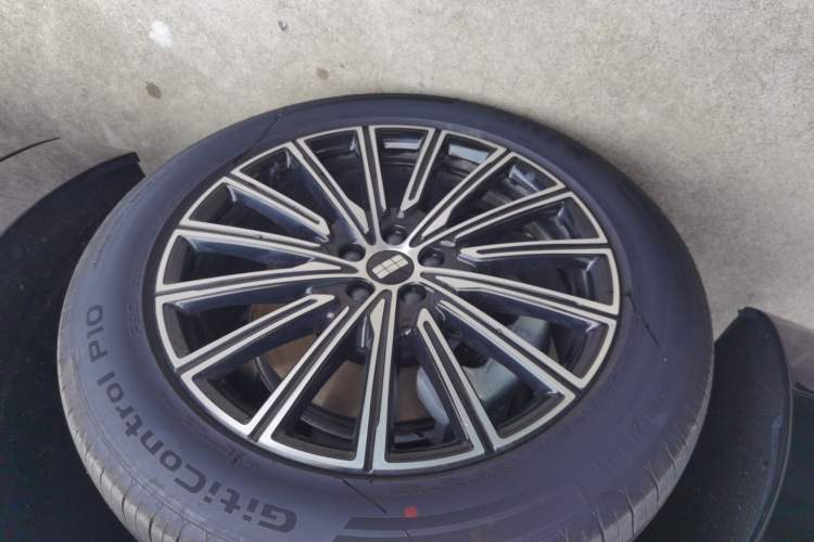 Used Geely Galaxy M9 2025 Model 230km Two-Wheel-Drive Exploration Edition Left Front Wheel Hub