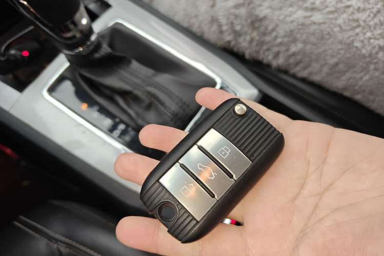 Used Roewe RX5 2018 20T Two-Wheel Drive Automatic Internet Smart Edition
