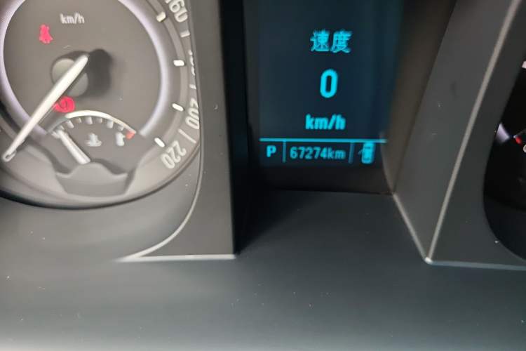 Used Buick GL8 2018 28T Luxury Model China VI Standard Odometer Close Up