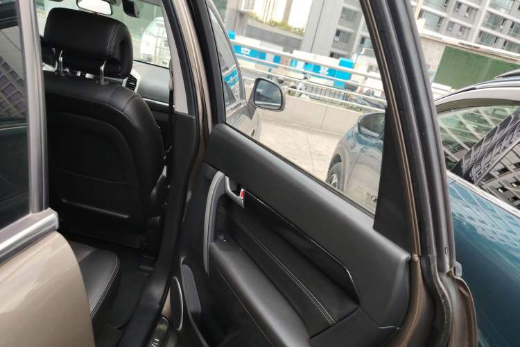 Used Chevrolet Captiva 2015 2.4L 4x4 Flagship Edition 7-Seater