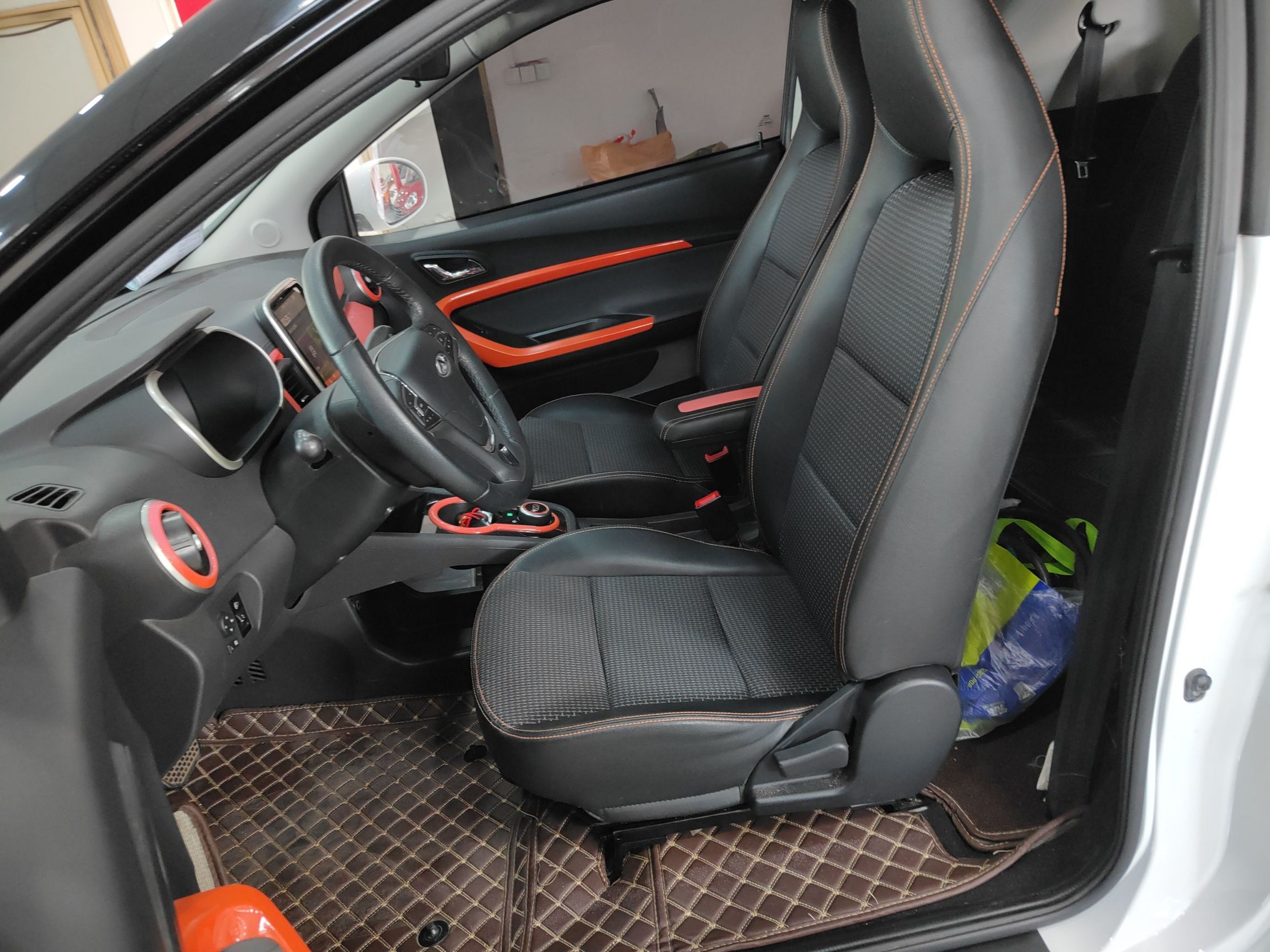 المقاعد الأمامية داخل السيارة