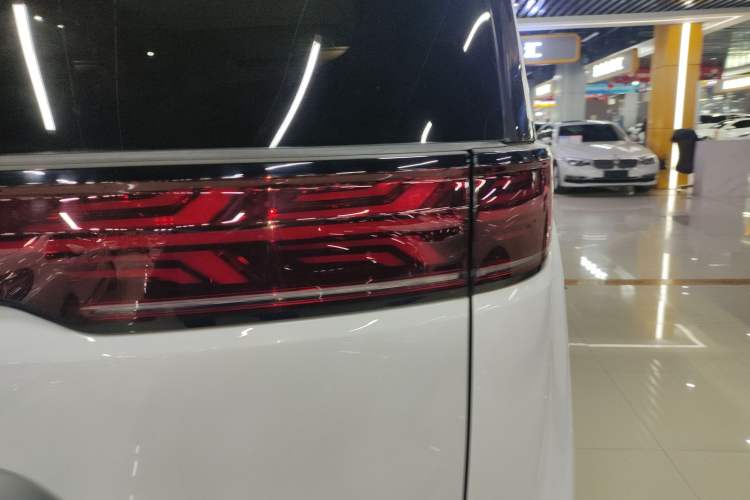 Used Denza D9 2022 DM-i 1040 Prestige Model