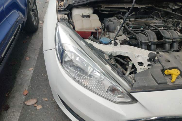 Used Ford Focus 2017 Hatchback 1.6L Automatic Comfort Plus SmartDrive Edition Right Front Headlight