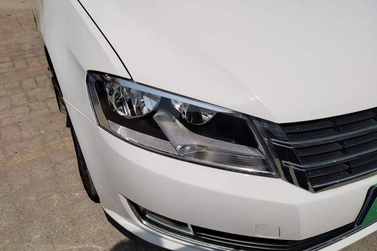 Used Volkswagen Gran Lavida 2013 1.6L Manual Fashion Model Right Front Headlight