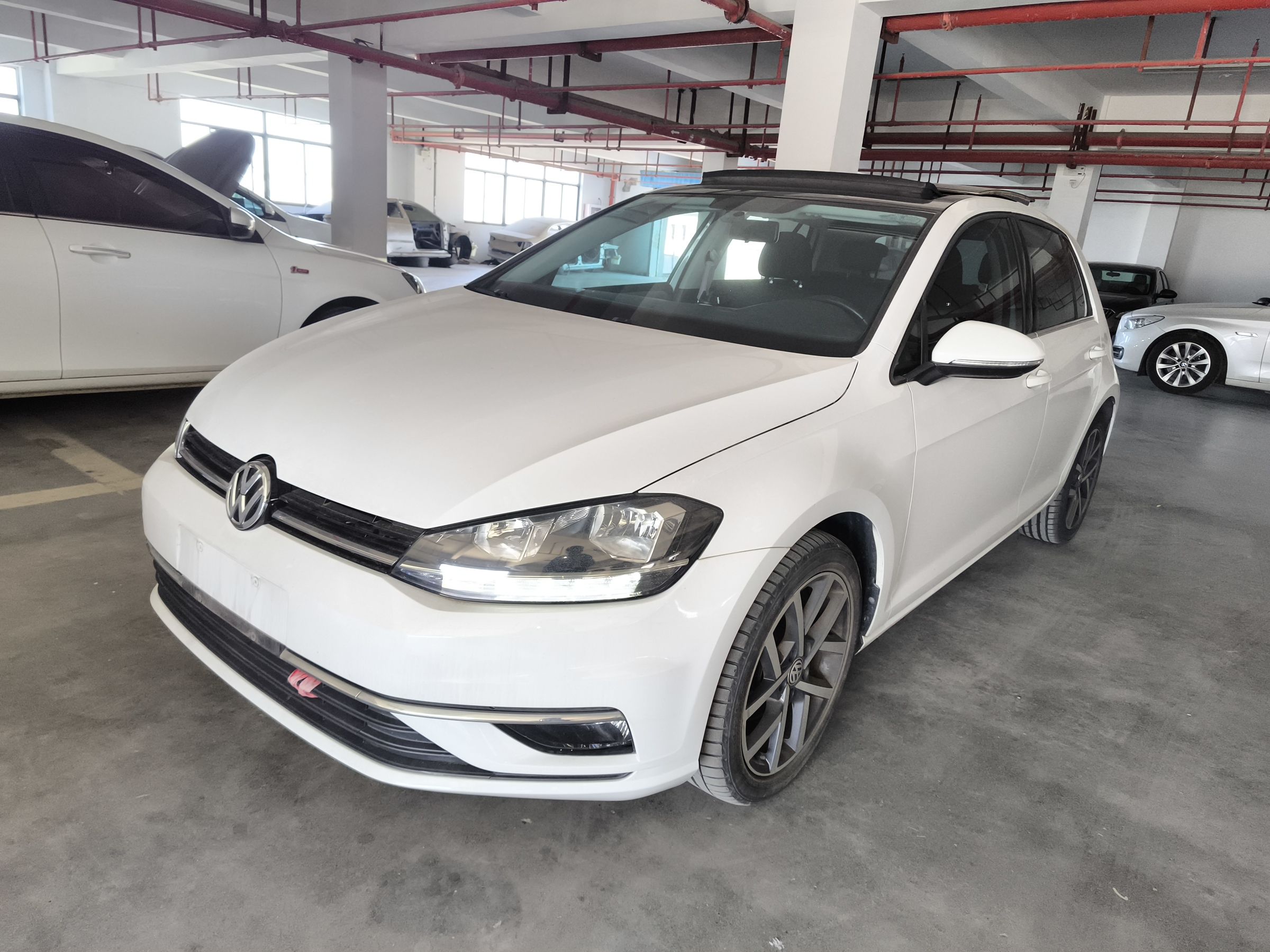 تحت مقدمة السيارة