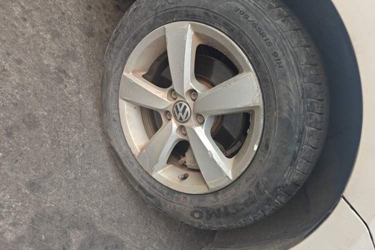 Used Volkswagen Lavida 2015 1.6L Automatic Fashion Edition Right Front Wheel Hub