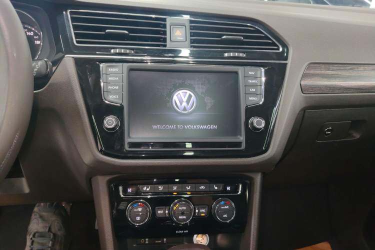 Used Volkswagen Tiguan L 2017 330TSI Automatic Two-Wheel Drive Flagship Edition Audio And AC Panel