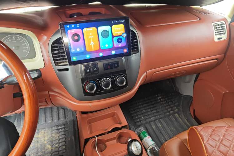 Used FORTHING Lingzhi 2013 M3 1.6L 7-Seater Comfort Model Audio And AC Panel