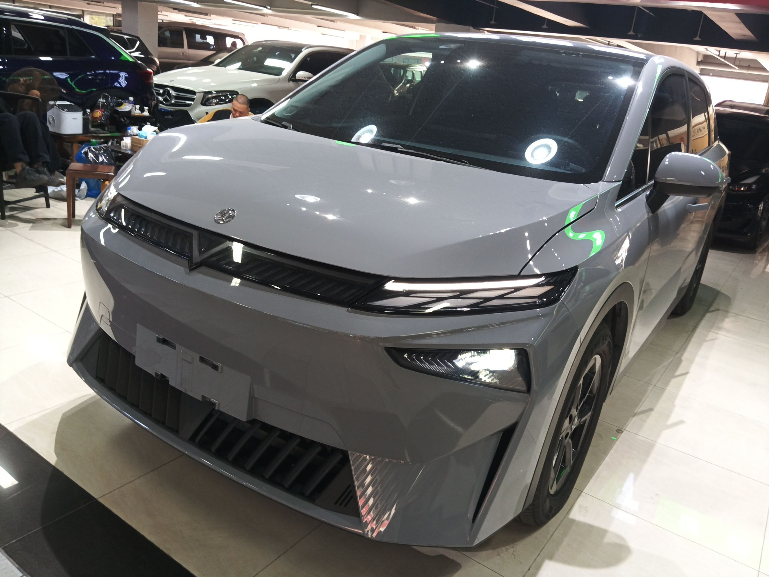 تحت مقدمة السيارة