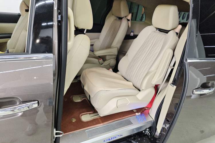 Used Buick GL8 2023 Facelifted Land Cruiser Executive Luxury Version Left Rear Seat