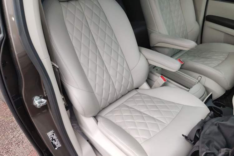 Used Buick GL8 2023 Land Executive Class Comfort Model
