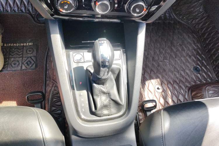 Used Volkswagen Sagitar 2018 180TSI DSG Prestige Edition Gear Lever