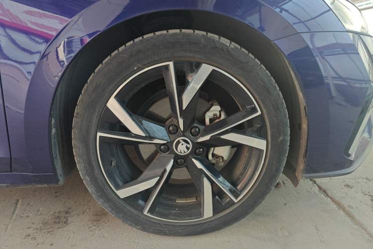 Used Skoda Octavia 2022 PRO TSI280 Luxury Edition Right Front Wheel Hub