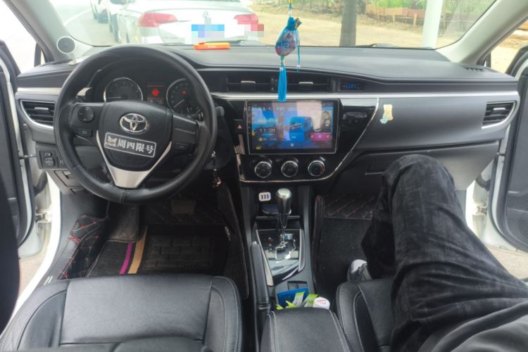 Used Toyota Corolla 2014 1.6L CVT GL-i Leather Edition Center Console