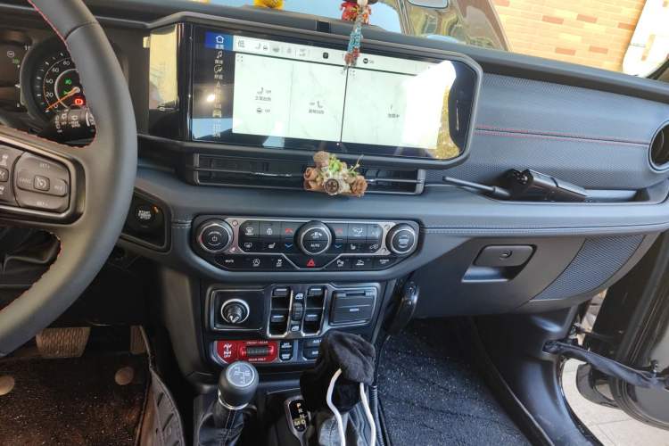 Used Jeep Wrangler 2024 2.0T Robin Hood Four-Door Edition Audio And AC Panel