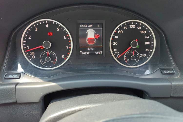 Used Volkswagen Tiguan 2015 1.8TSI Automatic Two-Wheel Drive Luxury Model Odometer Close Up