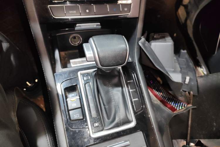 Used Sinotruk VGV U70 2020 1.5T Automatic Smart Luxury 7-Seater Gear Lever