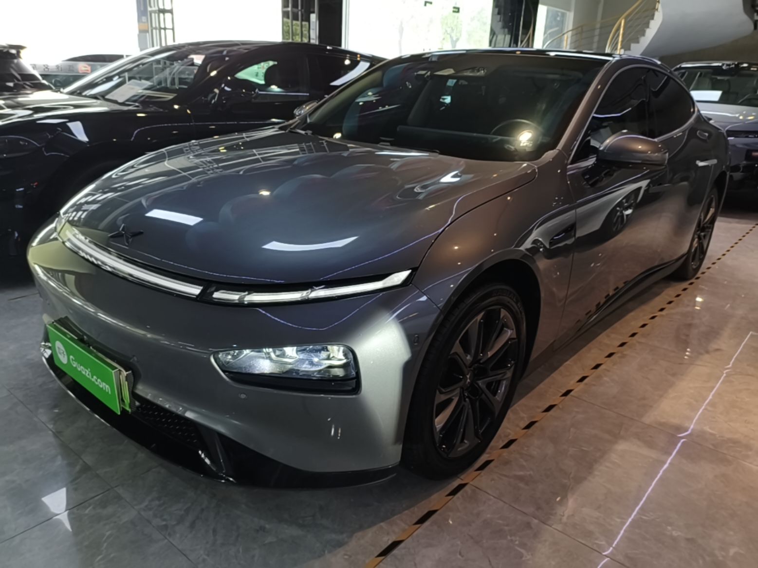 Unter der Vorderseite des Autos