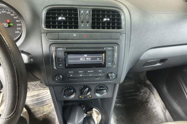 Used Volkswagen Polo 2013 1.6L Automatic Comfort Edition Audio And AC Panel