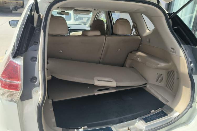 Used Nissan X-Trail 2014 2.5L CVT Leading Edition 4WD
