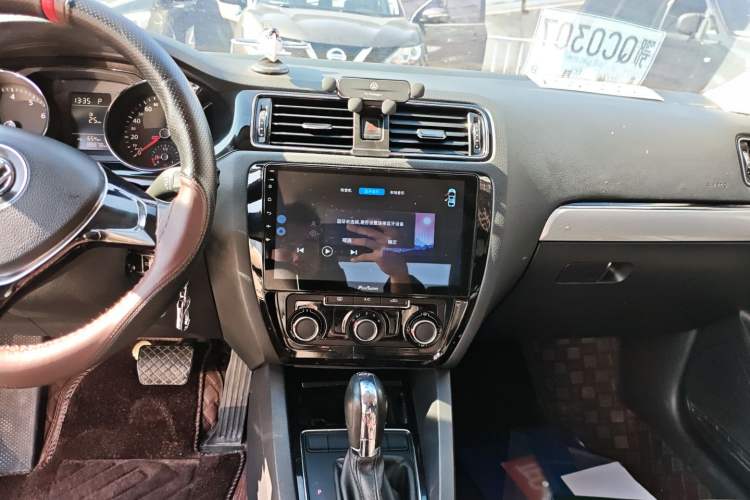 Used Volkswagen Sagitar 2016 230TSI 25th Anniversary Edition Audio And AC Panel