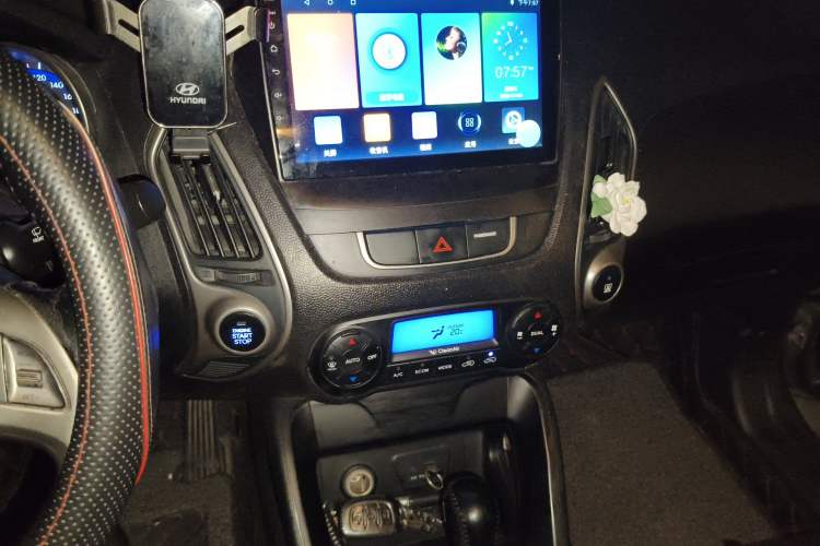 Used Hyundai ix35 2012 2.0L Automatic Two-Wheel Drive Elite Edition GLS Audio And AC Panel