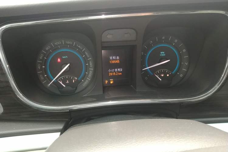 Used Buick GL8 2011 3.0L XT Luxury Business Flagship Edition Odometer Close Up