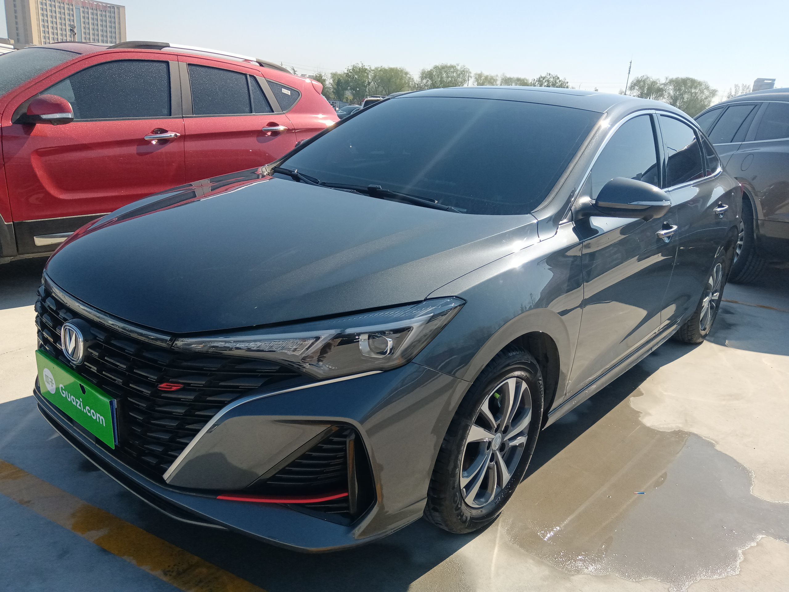 Под передней частью автомобиля