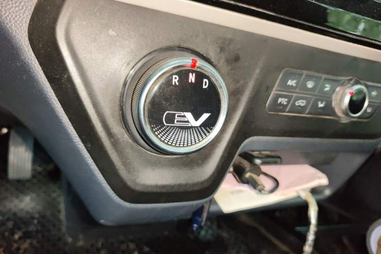 Used SAIC MAXUS EV30 2022 Pure Electric Smart Logistics Expert with Short Wheelbase Guoxuan