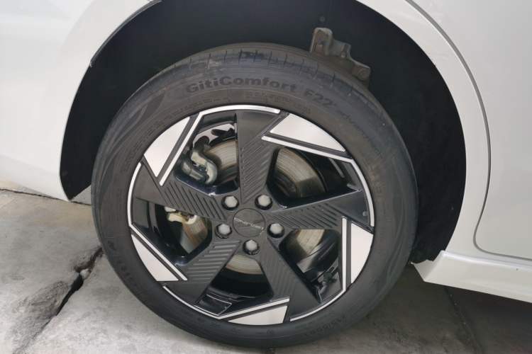 Used BAIC Beijing EU5 PLUS 2024 R500 Standard Travel Edition Right Rear Wheel Hub