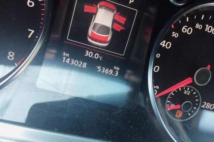 Used Volkswagen FAW-Volkswagen CC 2015 2.0 TSI Luxury Model Odometer Close Up