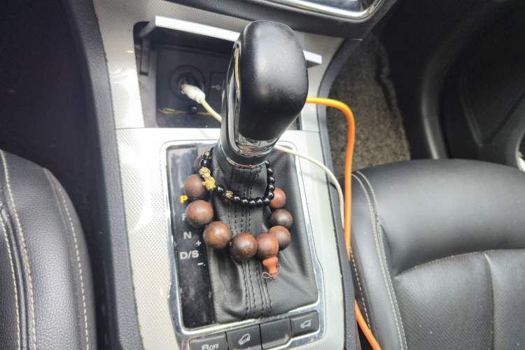 Used Roewe RX5 2016 20T Two-Wheel Drive Automatic Internet Smart Edition Gear Lever