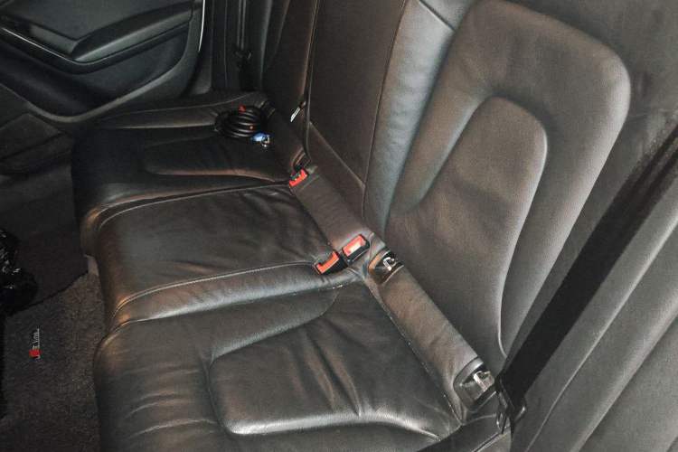 Used Audi A4L 2012 2.0 TFSI automatic Comfort trim level Left Rear Seat