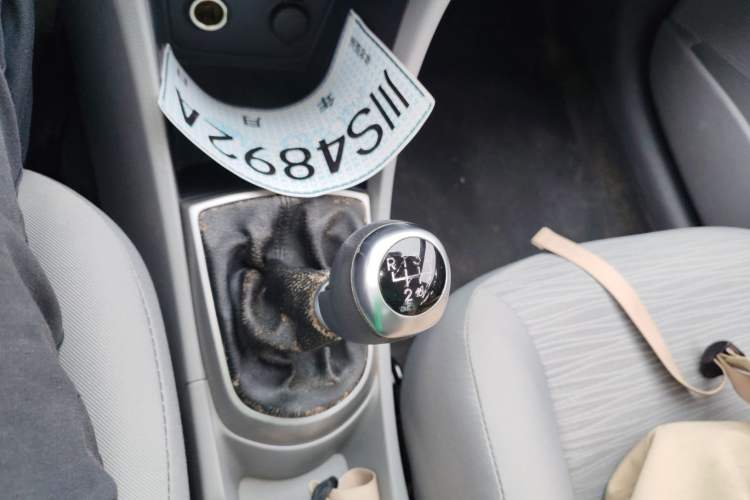 Used Hyundai Verna (older generation) 2014 1.4L Manual Smart GLS Trim Gear Lever