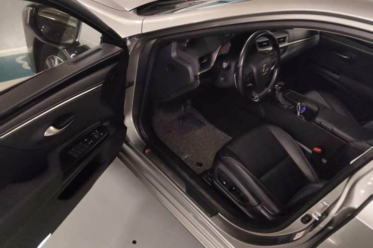 Used Lexus ES 2018 300h Premier Edition China VI Standard