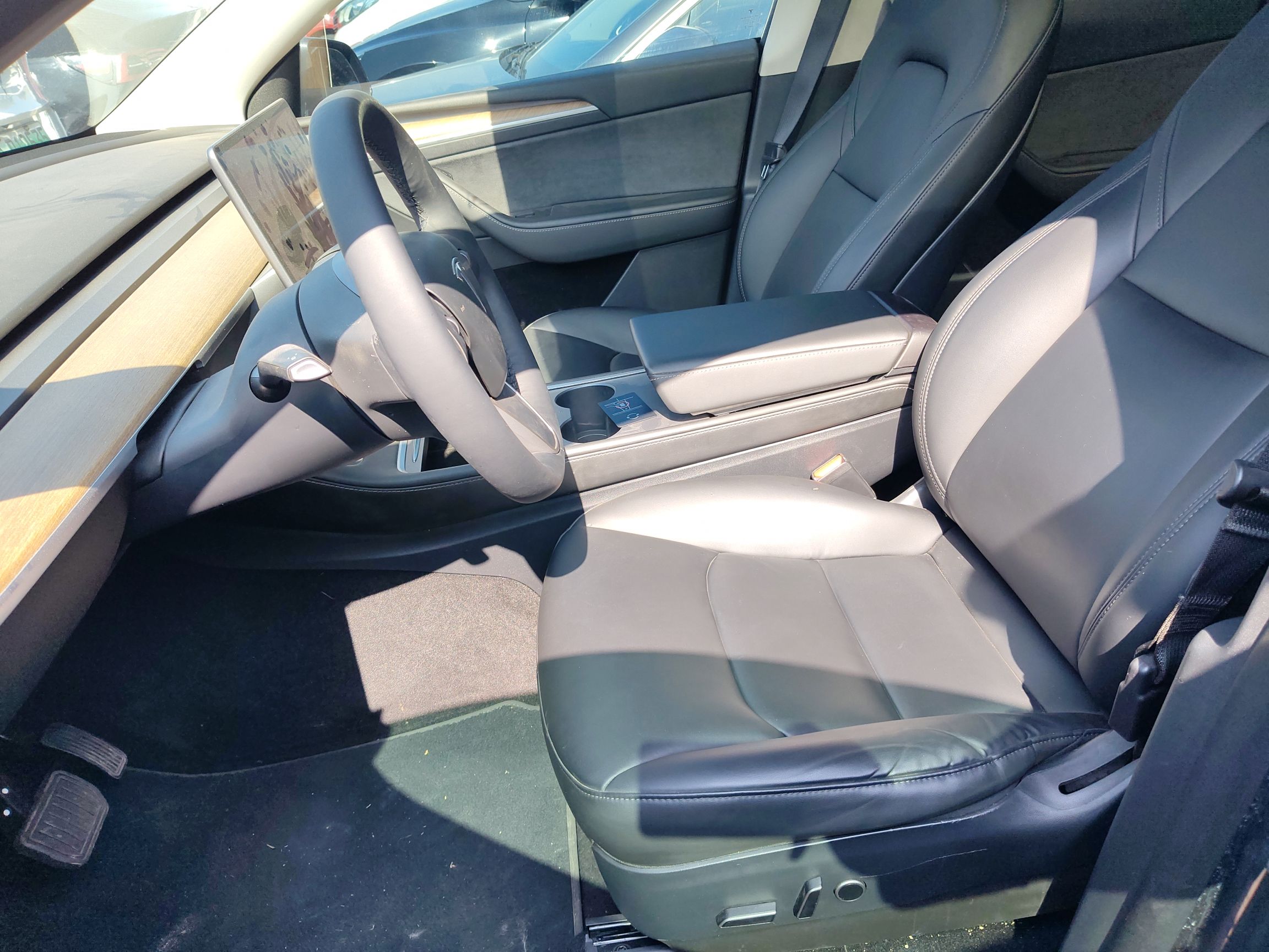 Переднее сиденье в автомобиле