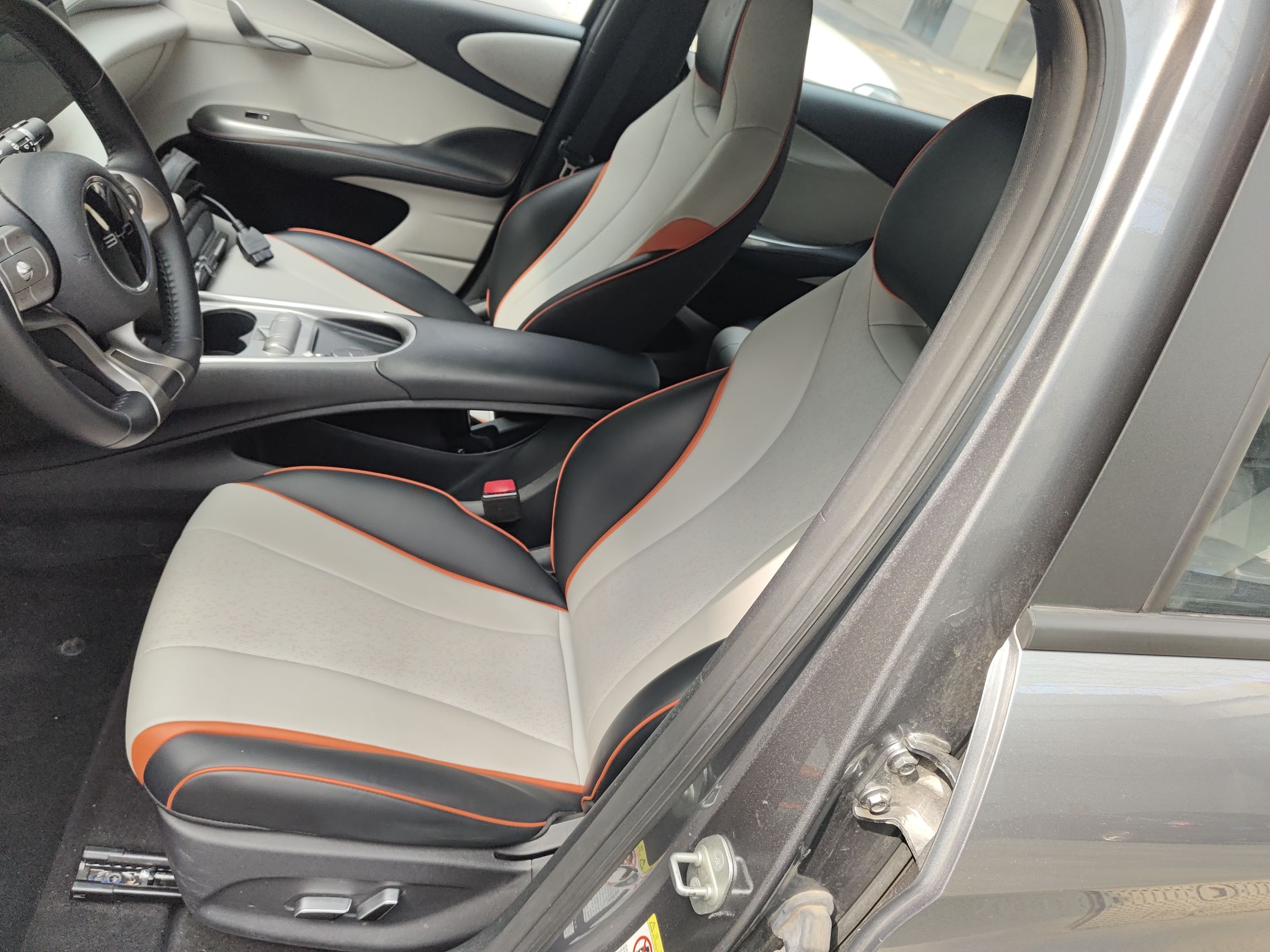 Переднее сиденье в автомобиле