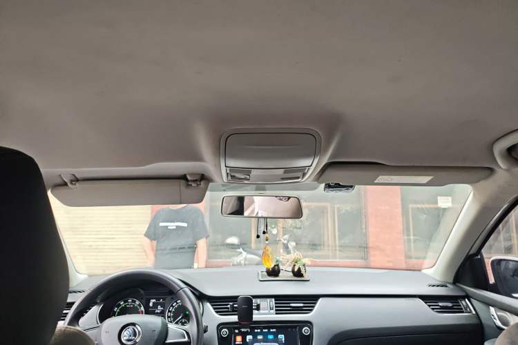 Used Skoda Octavia 2018 1.6L Automatic Comfort Edition Headliner