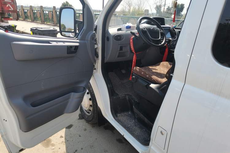 Used SAIC MAXUS Xintu V80 2021 2.0T Manual Classic Aoyuntong Short Wheelbase Ultra-Low Roof 5/6-Seater
