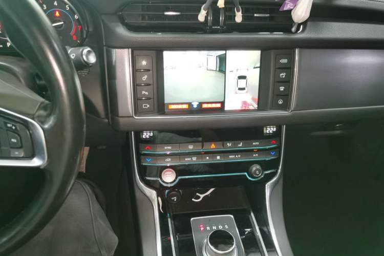 Used Jaguar XF 2016 XF 2.0T Two-Wheel-Drive R-Sport Sport Edition Audio And AC Panel