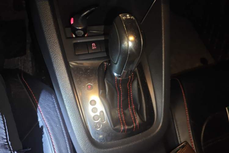 Used Volkswagen Sagitar 2013 2.0 TSI GLI Gear Lever