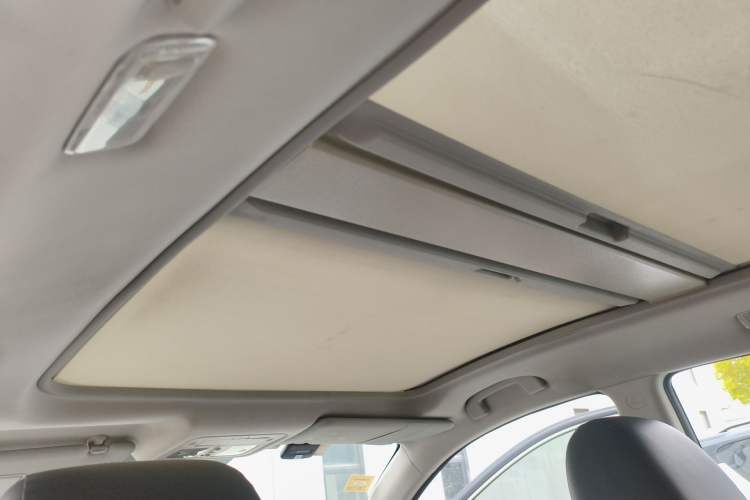 Used Renault Koleos 2010 2.5L Two-Wheel-Drive Luxury Version