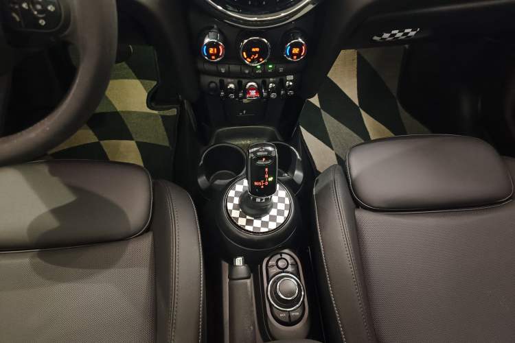 Used MINI MINI 2023 Updated 1.5T COOPER Artist Five-Door Edition